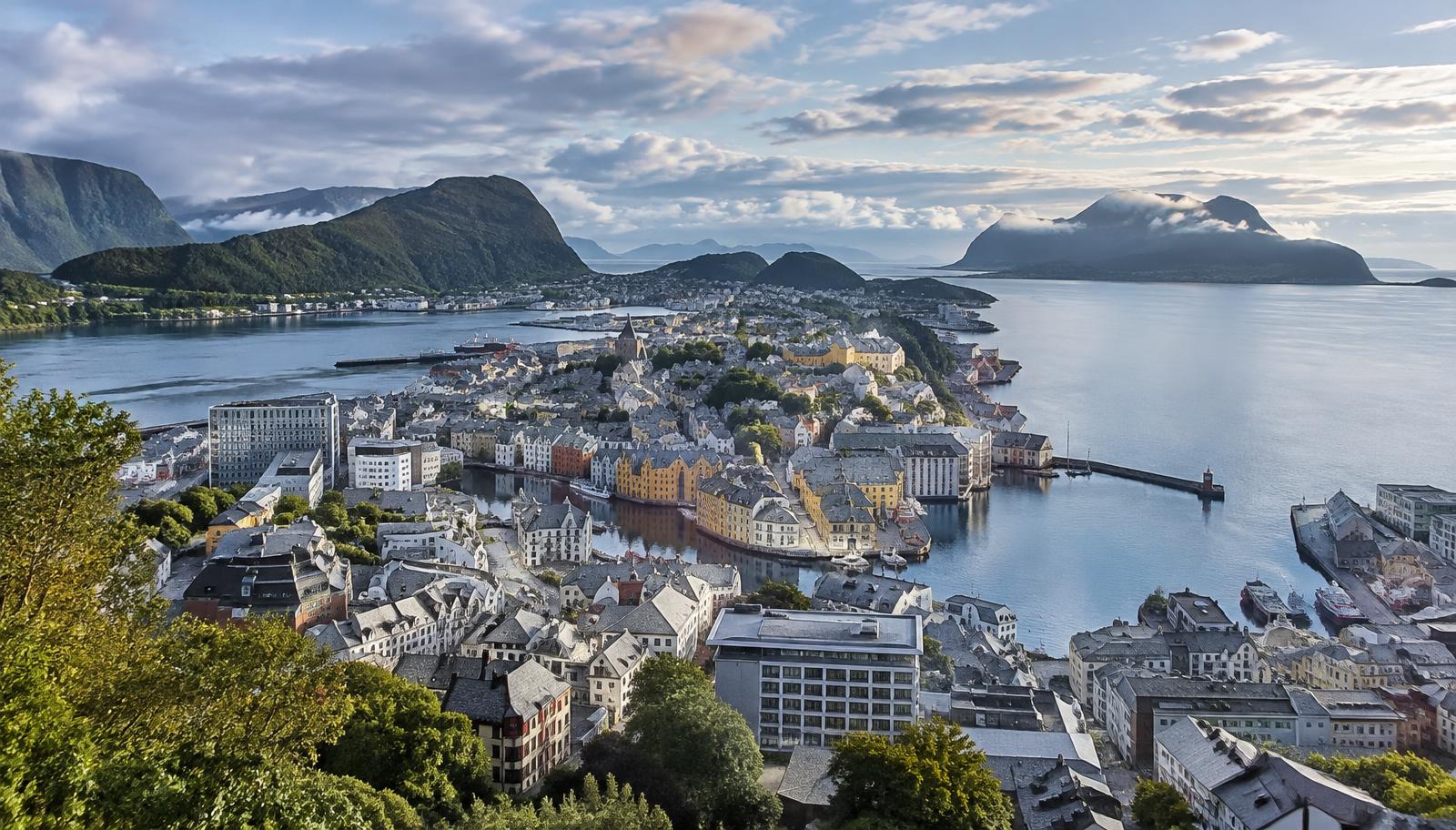 Ålesund sentrum med havnen og Sunnmørsalpene